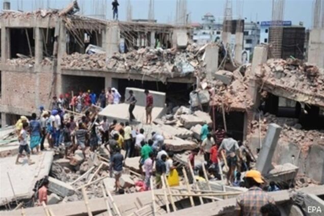 На руинах здания в Бангладеш начался пожар