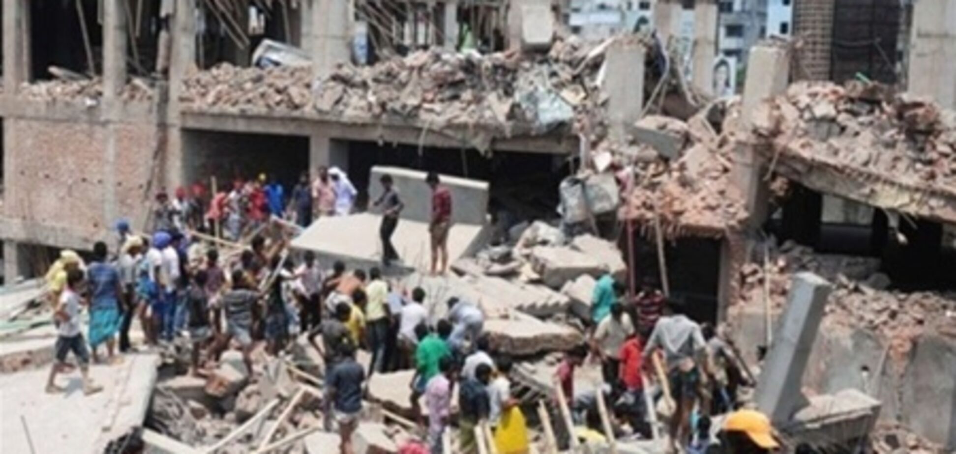 На руинах здания в Бангладеш начался пожар