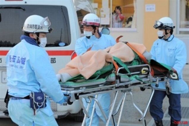 В Японии микроавтобус влетел в столб: пострадали около 30 человек