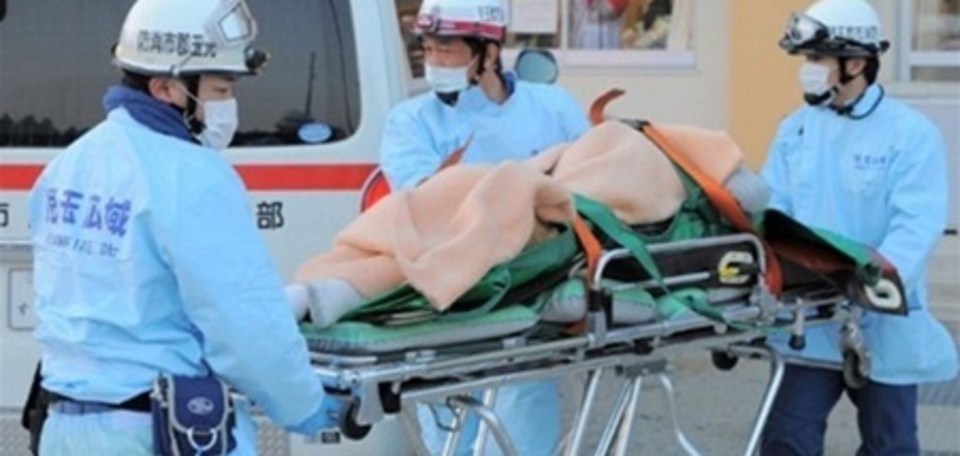 В Японии микроавтобус влетел в столб: пострадали около 30 человек