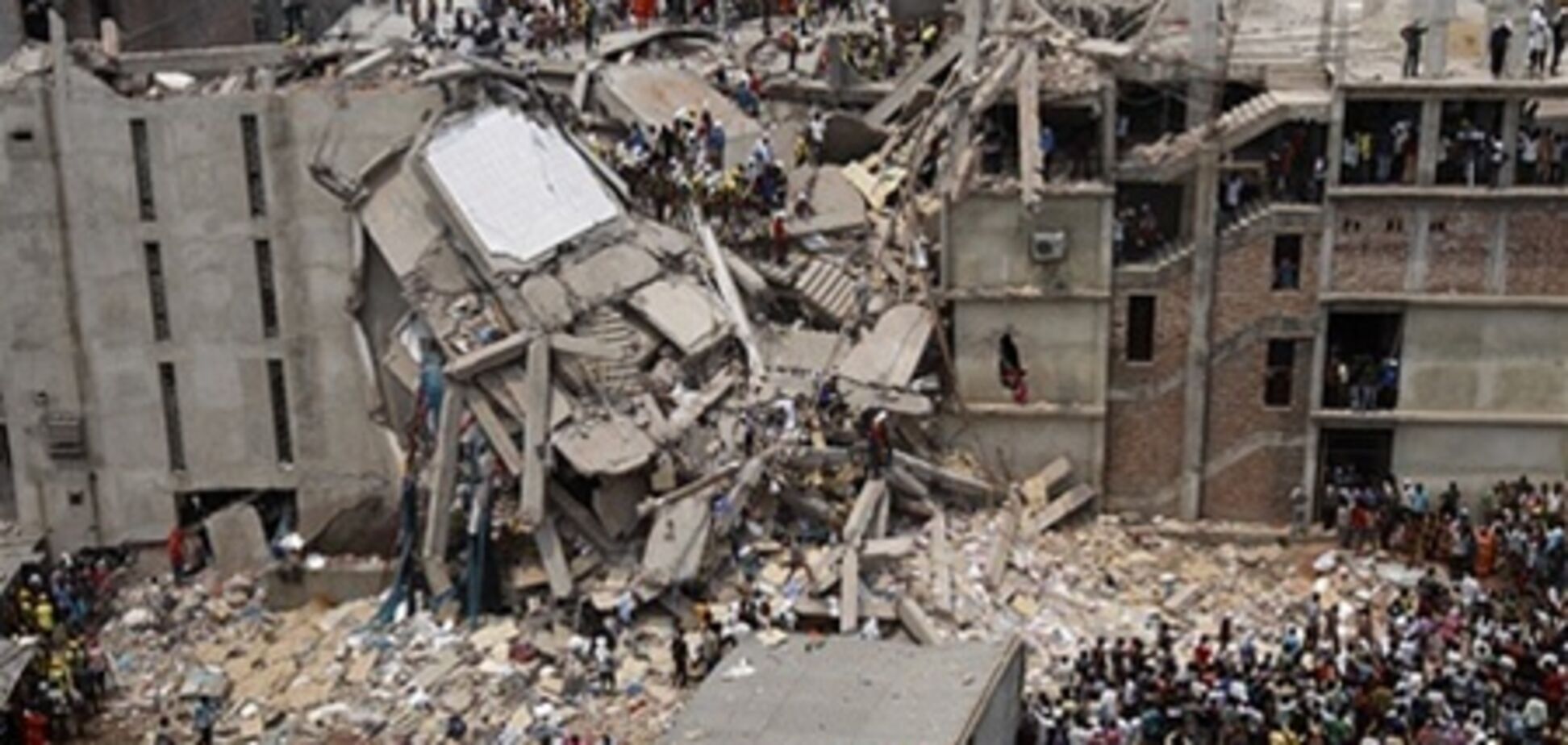 В Бангладеш женщина родила под обломками рухнувшей фабрики