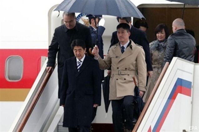 Премьер Японии приехал в Россию с первым за 10 лет официальным визитом