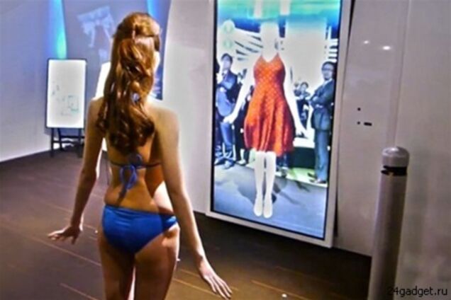 Японцы создали 'волшебное зеркало' для примерки одежды
