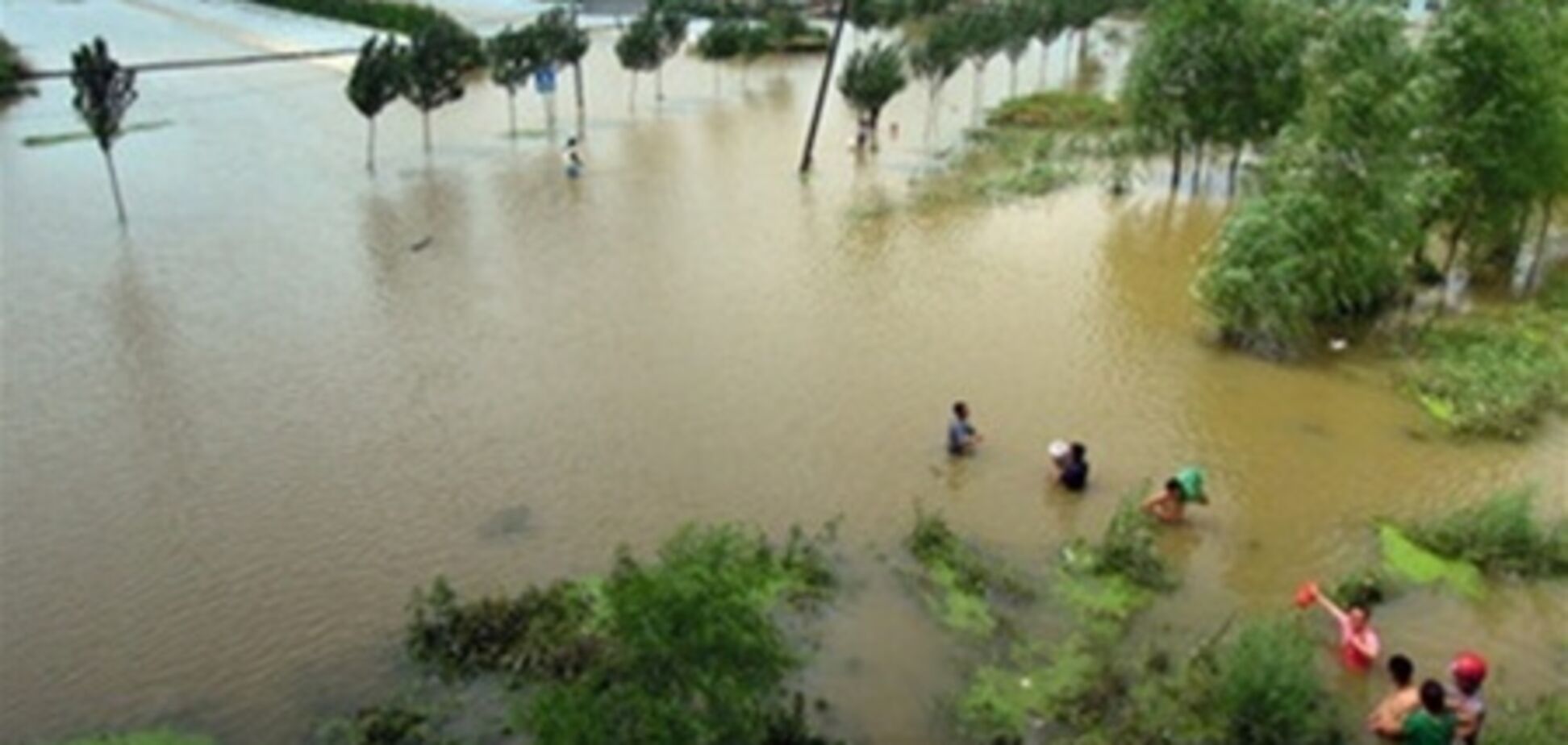В Китае от наводнений пострадали свыше 200 тысяч человек