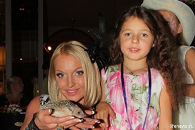 Дочь Волочковой спряталась от грабителей в своей комнате