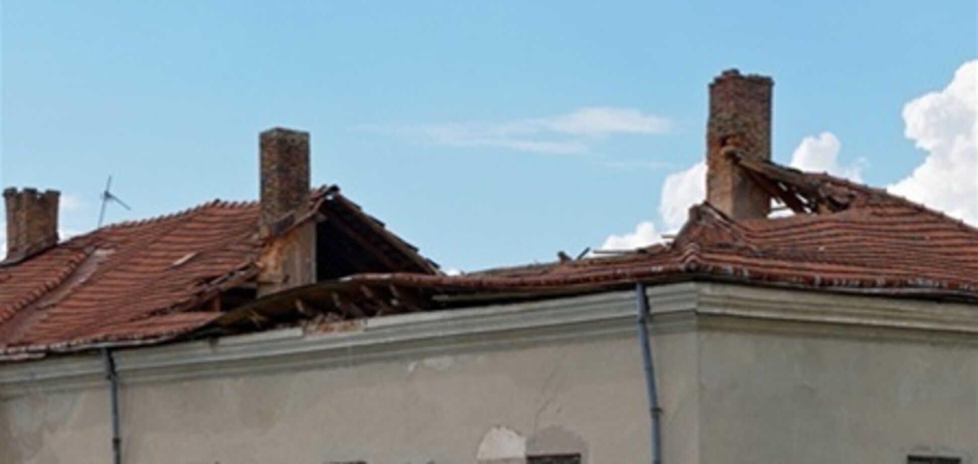 В двух областях Украины сорвало крыши