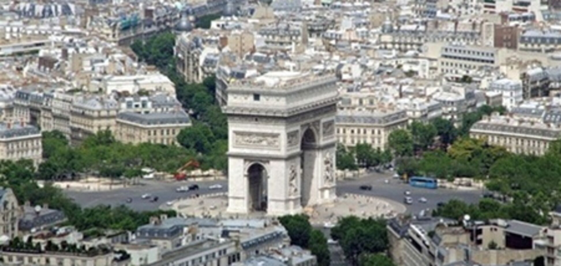 СМИ: в Париже из-за угрозы взрыва эвакуация на площади Этуаль