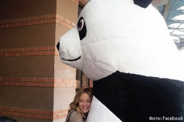Ева Бушмина встретила 24-летие в объятиях панды. Фото