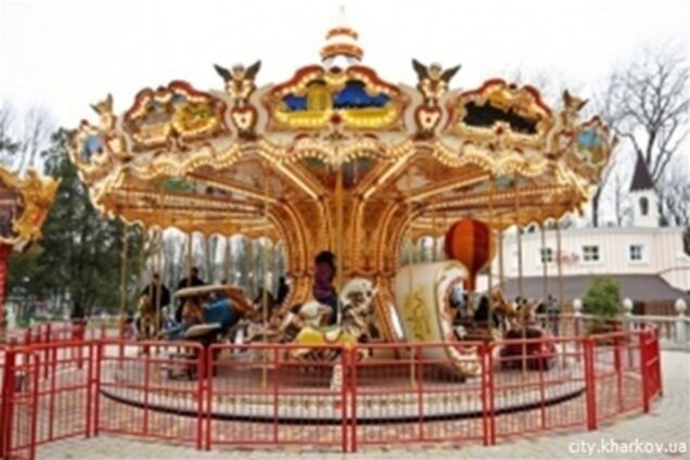 Дві дівчини серед ночі розграбували карусель в Харкові