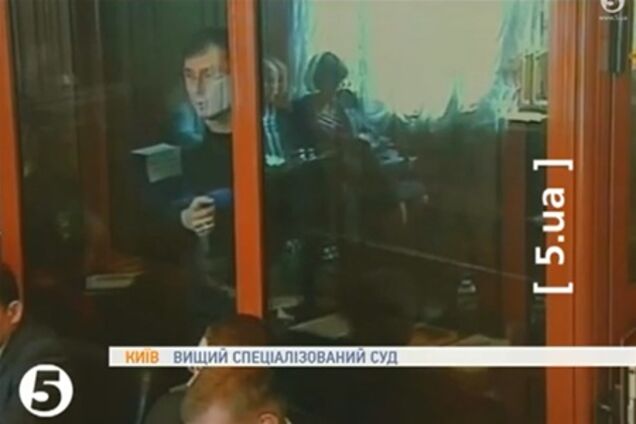 Луценко оставили в тюрьме, но снизили штраф