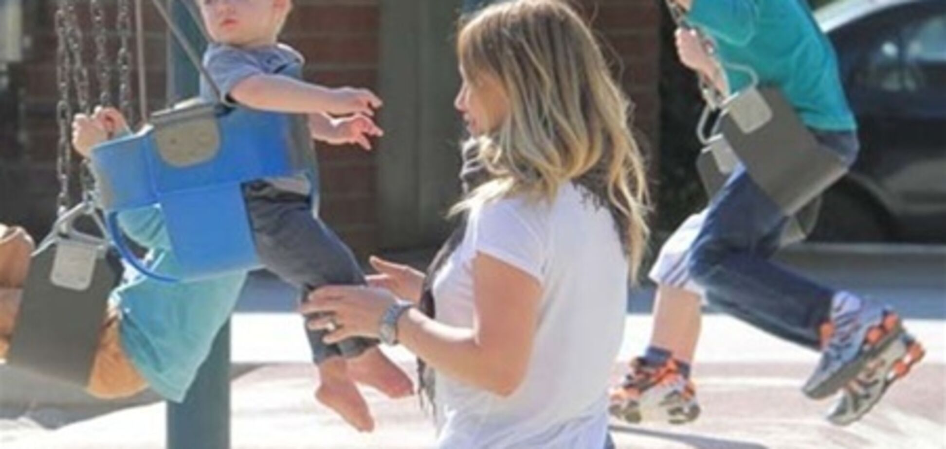 Хиллари Дафф веселится на детской площадке. Фото