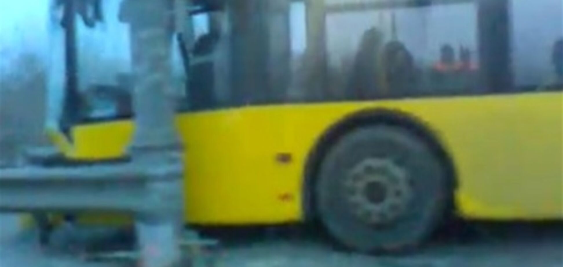 В Киеве автобус протаранил отбойник и завис над водой. Видео 