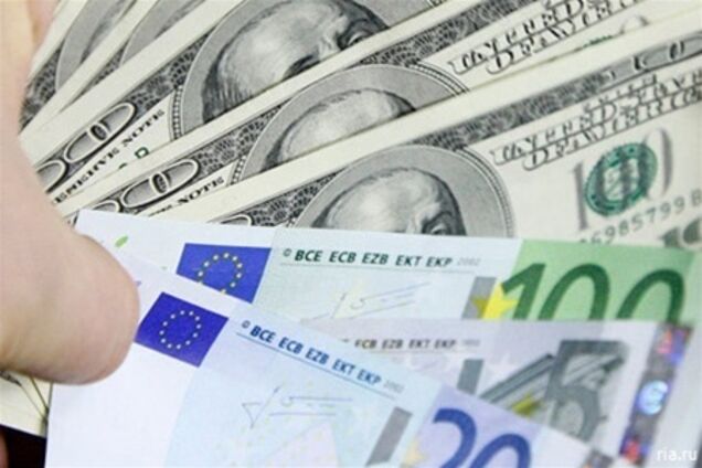 Евро дешевеет к доллару
