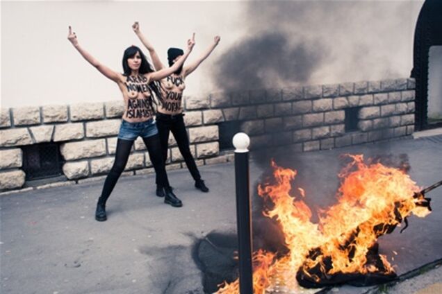 FEMENісткі спалили прапор салафітів біля головної мечеті Парижа