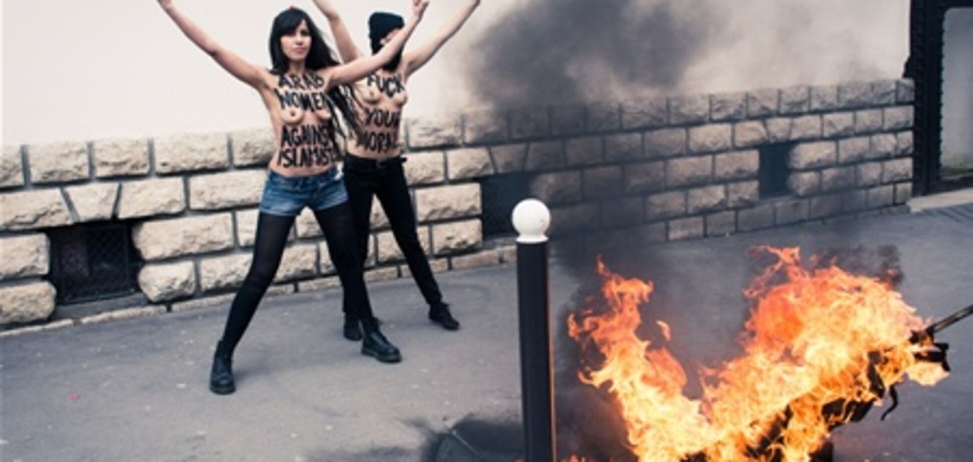 FEMENісткі спалили прапор салафітів біля головної мечеті Парижа