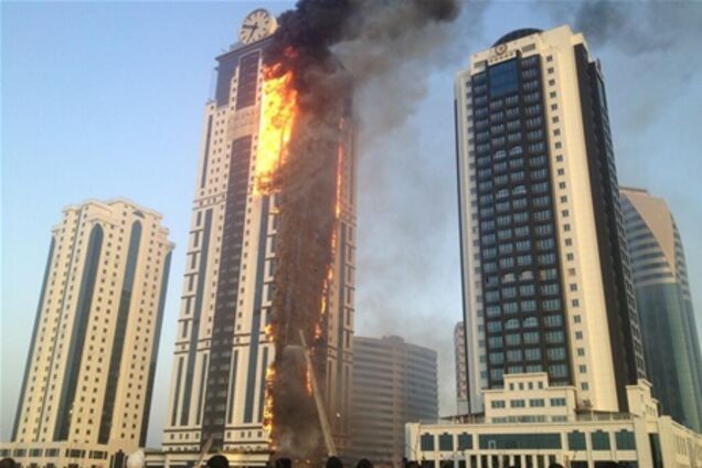 Названа предварительная причина пожара в многоэтажке в Грозном