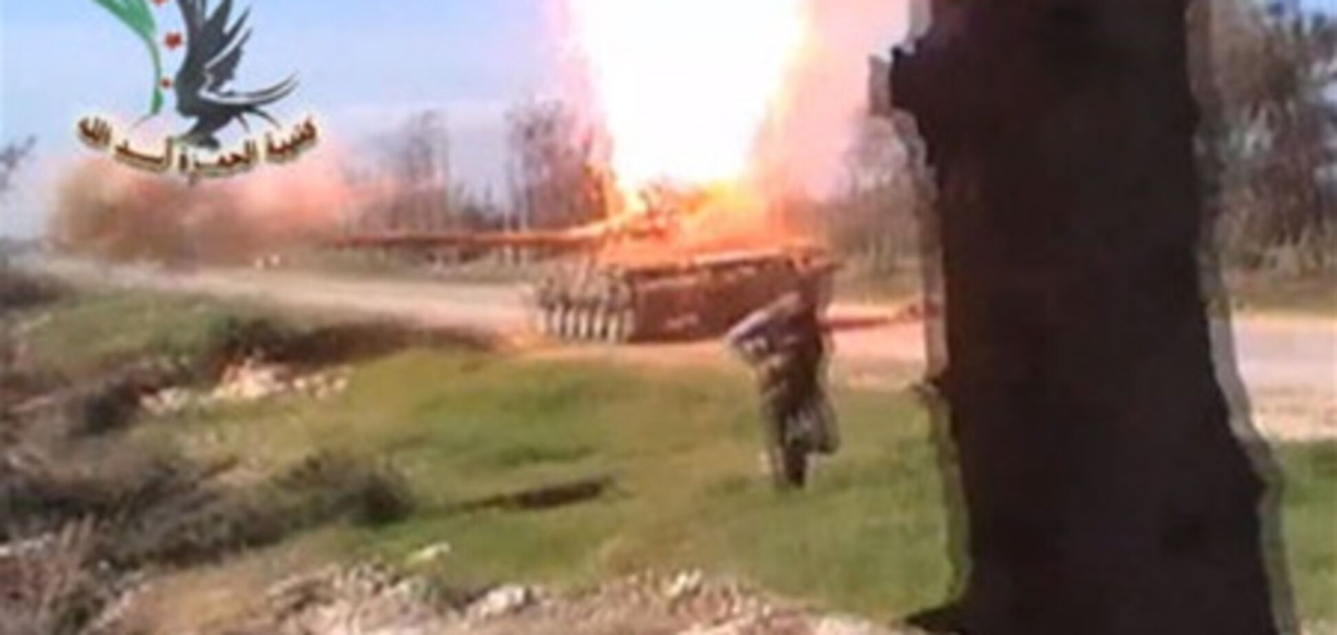 Сирийский повстанец взорвал танк, забросив гранату в дуло. Видео