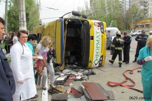 На Донбассе перевернулась переполненная маршрутка: 25 пострадавших