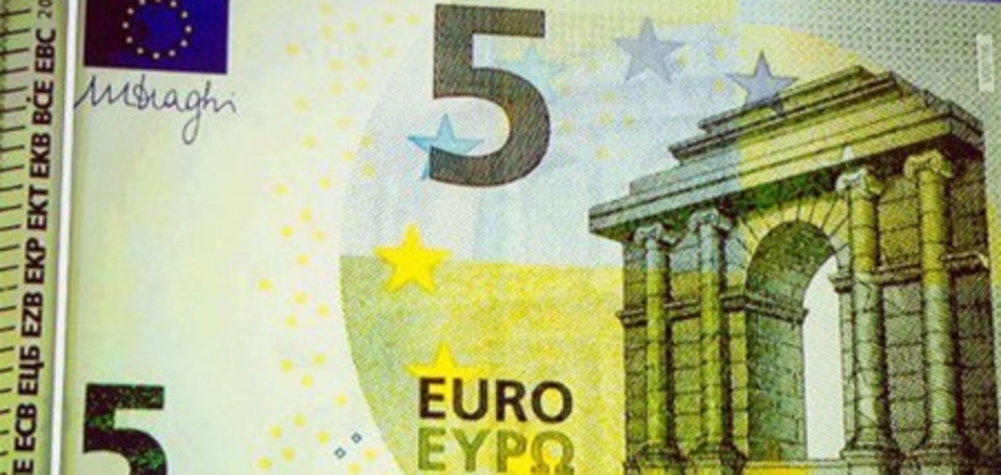 Европа вводит новую купюру в €5