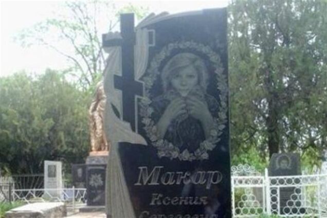 На могиле Оксаны Макар установили памятник с шиншиллами