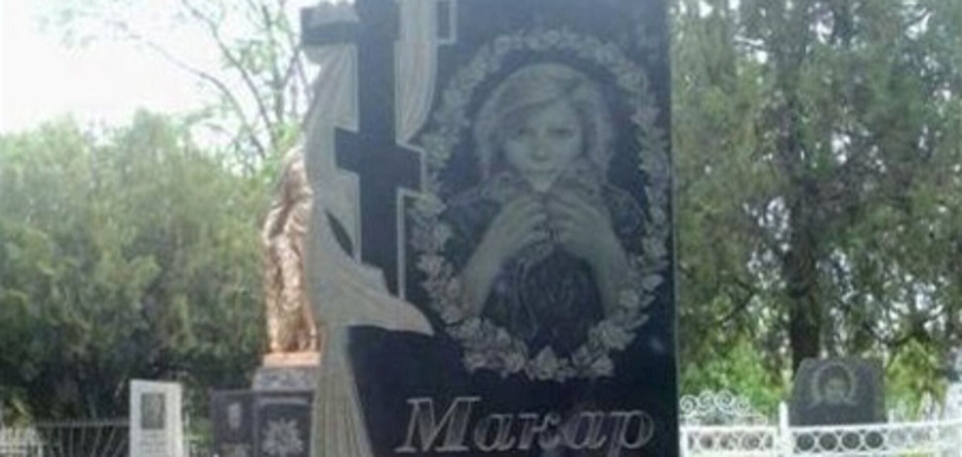 На могиле Оксаны Макар установили памятник с шиншиллами