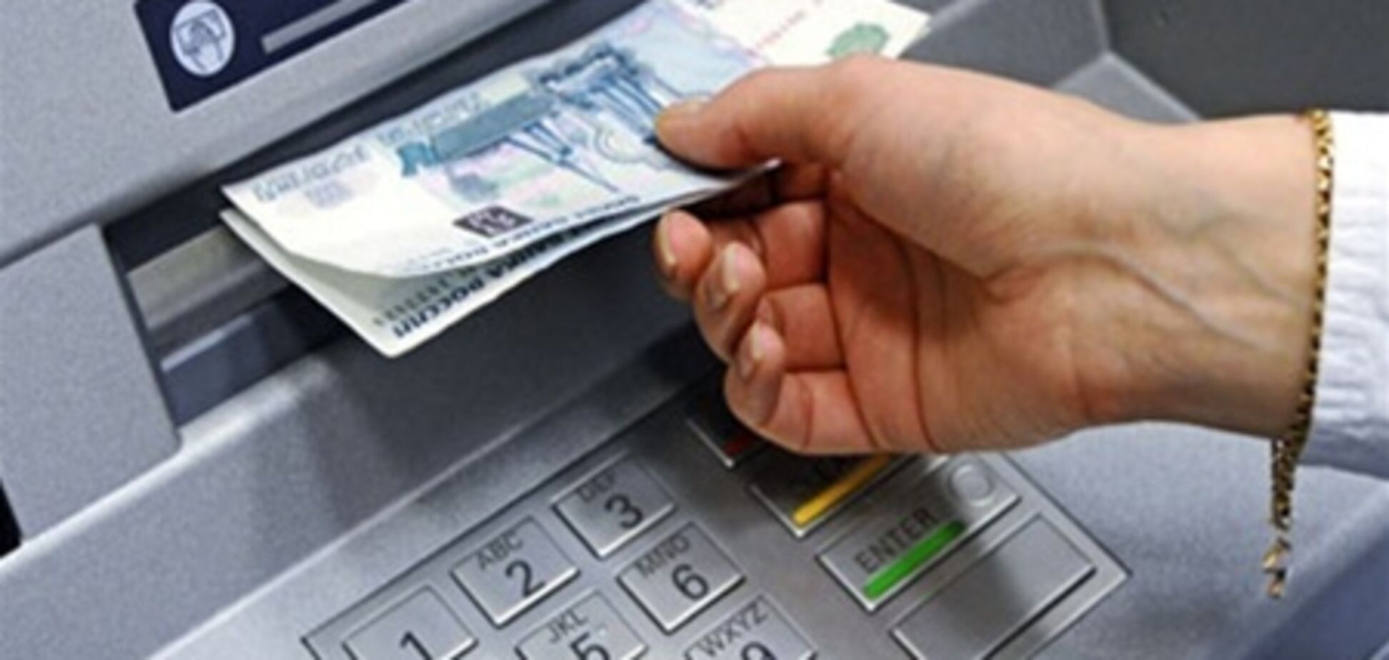 Москвича ограбили сразу после выхода из банкомата