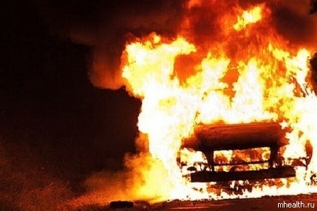 В России ВАЗ порвал провода, въехал в дом и сгорел