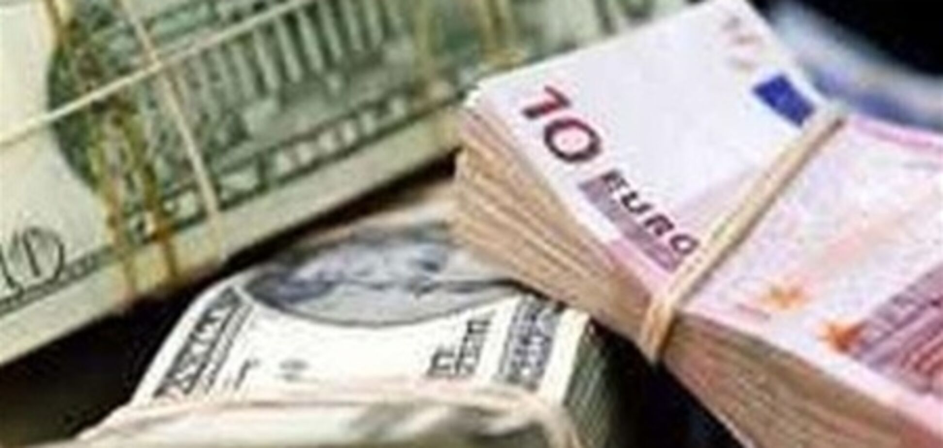 Евро продолжает дешеветь к доллару