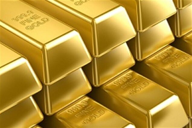 Активная продажа обвалила золото к 9-месячному минимуму