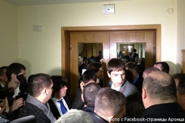 Оппозиционеров не пускают на сессию большинства