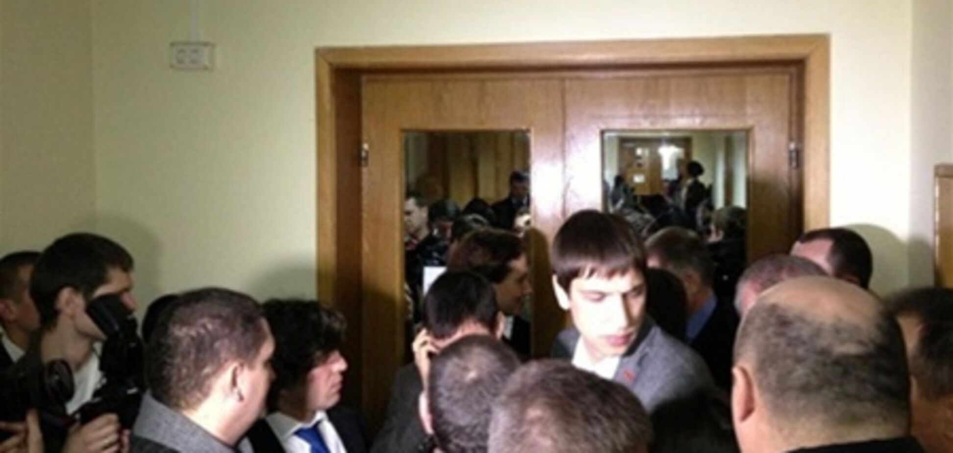 Оппозиционеров не пускают на сессию большинства