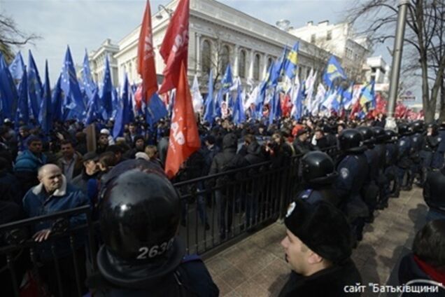Эксперт: украинская оппозиция зря полагается на соцсети