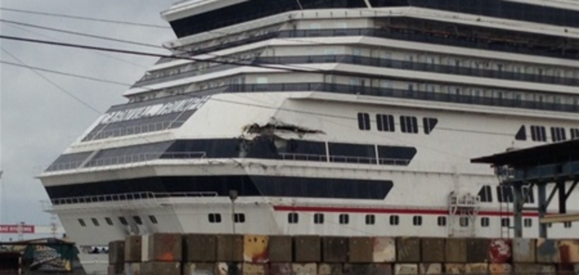 У Мексиканській затоці круїзний лайнер віднесло вітром у відкрите море. Відео