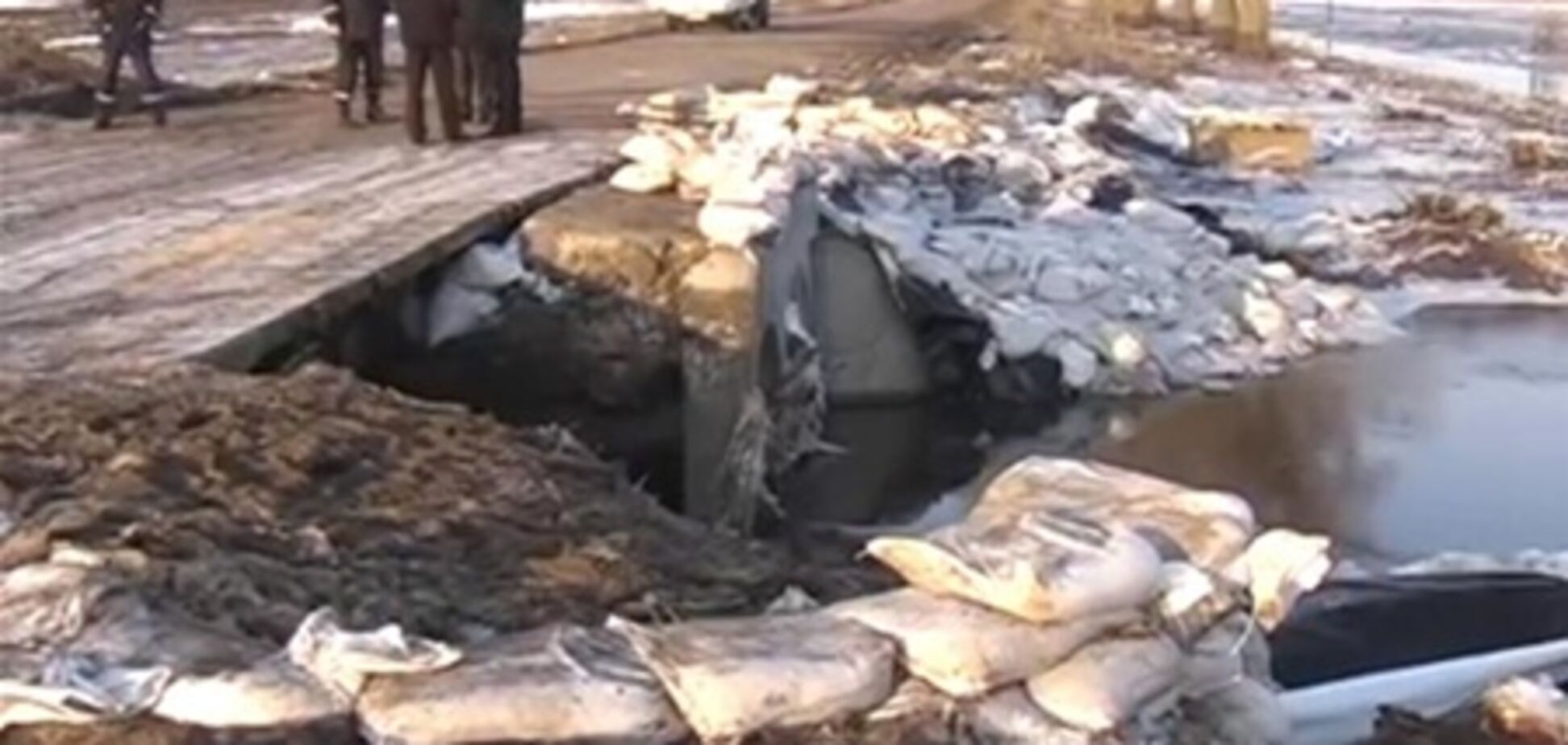 На Черниговщине из-за подтоплений демонтировали мост. Видео