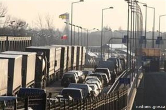 Українець намагався непомітно провести через кордон тонну шурупів