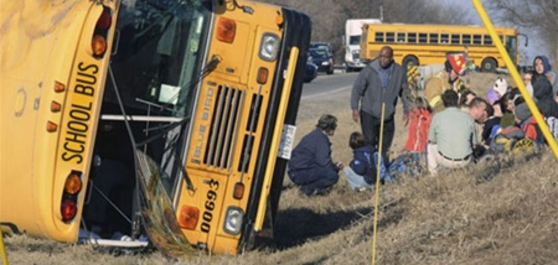 В Штатах в ДТП попал школьный автобус: пострадали 25 детей. Видео