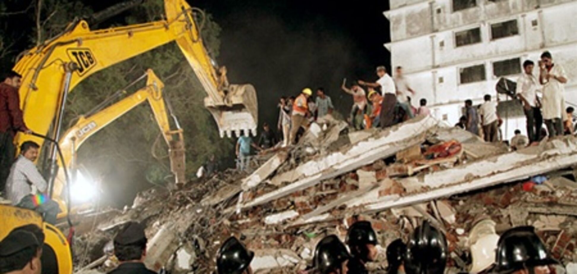 Число жертв обвалення будинку в Індії зросла до 52 осіб
