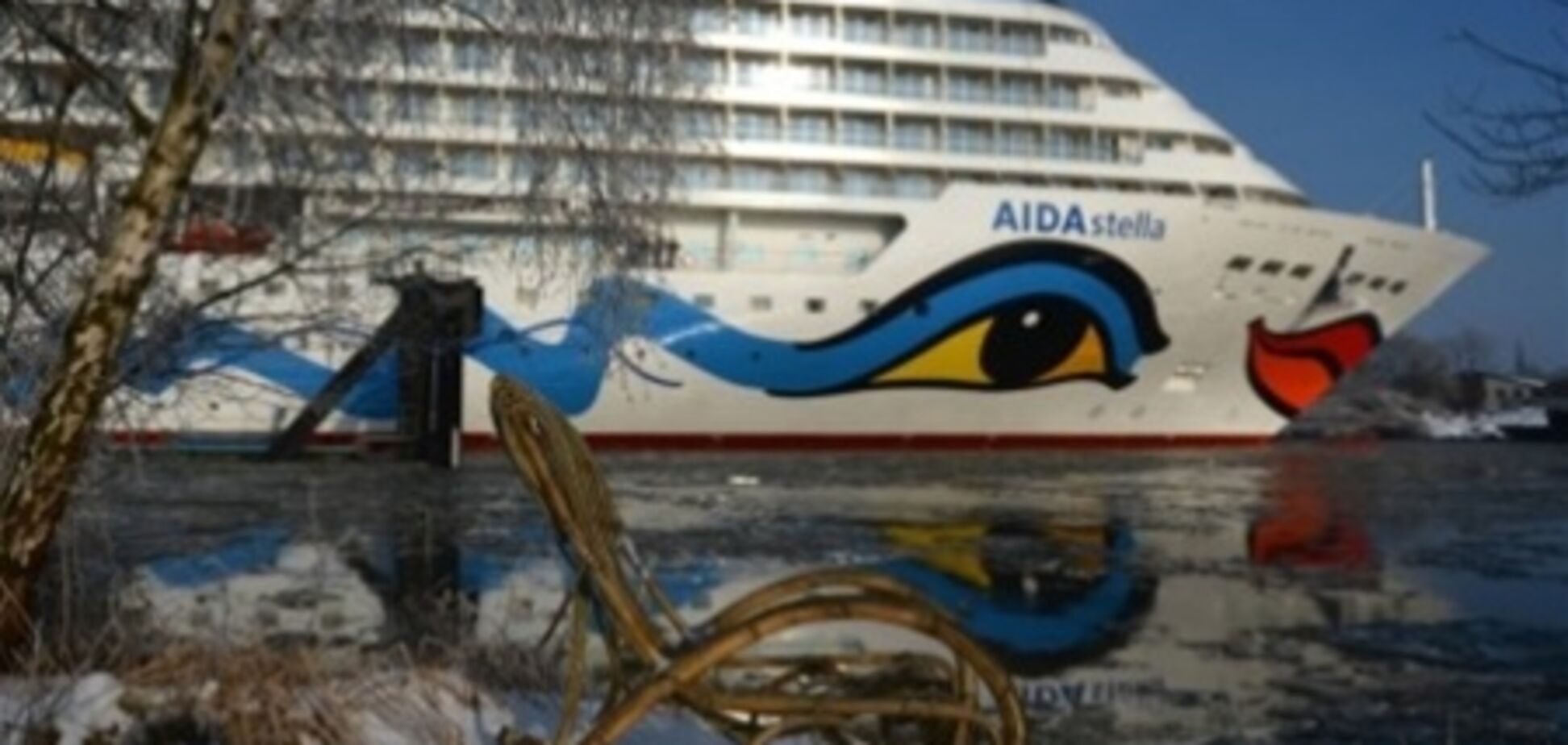 Круизный лайнер AIDAstella впервые зашел в порт Амстердама