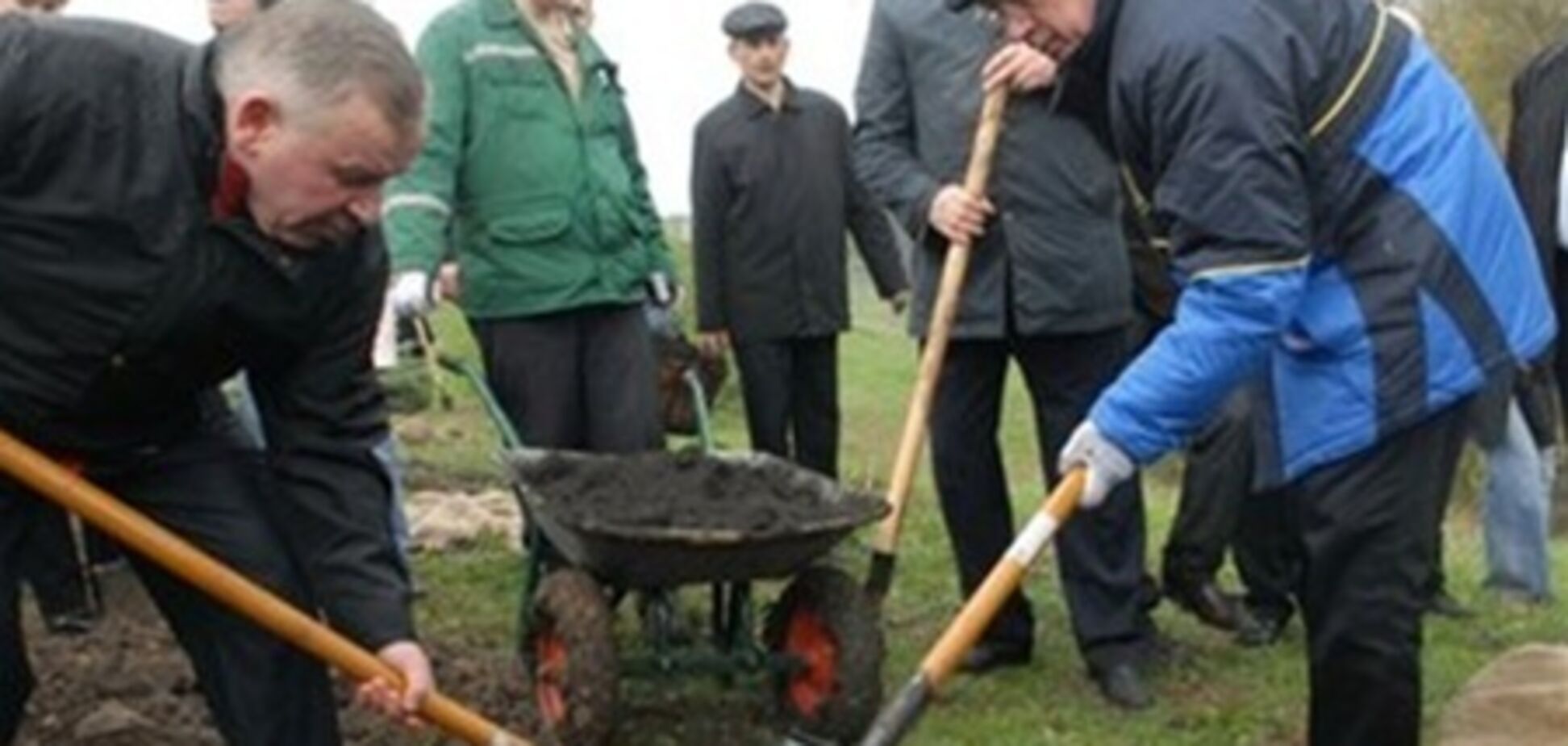 Азаров считает работу на огороде созидательным трудом