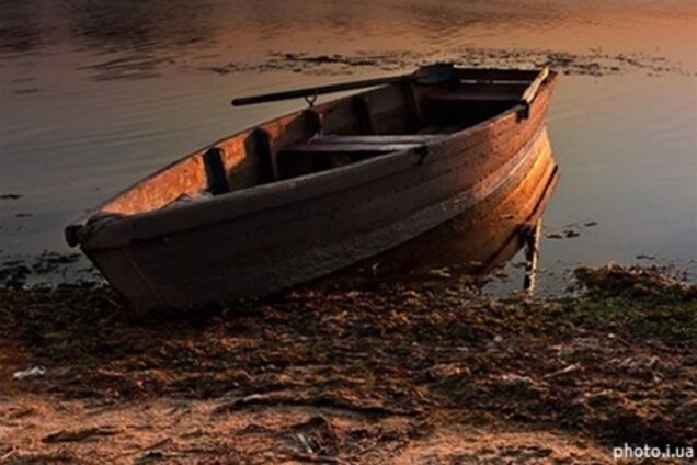 На Ивано-Франковщине спасатели привезли на лодке священника