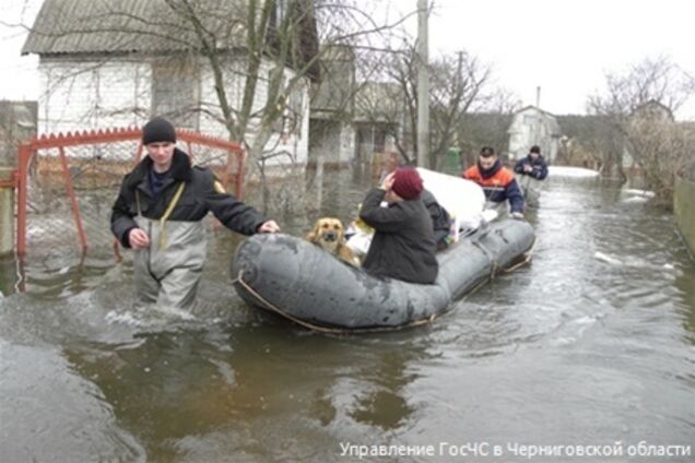 На Чернігівщині зазевавшихся дачників вивозили на човнах