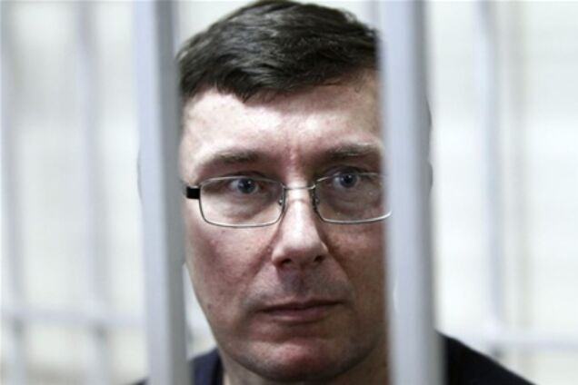 Янукович помиловал Луценко