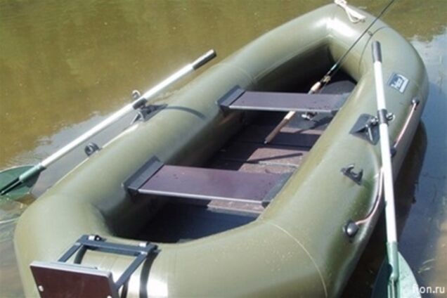 У Тернополі по дорогах плавають на човні. Відео