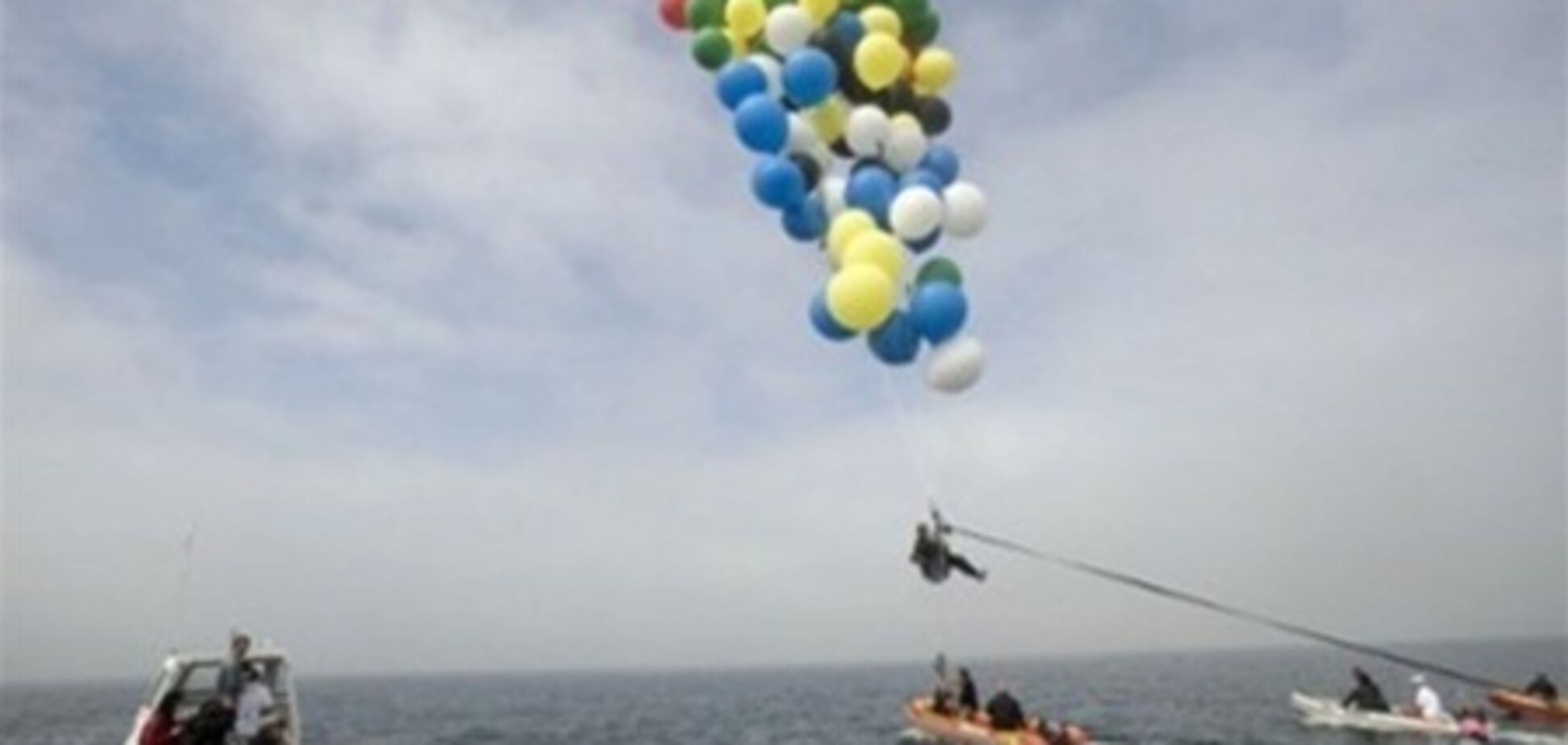Уроженец ЮАР полетал на 160 воздушных шарах над океаном. Видео