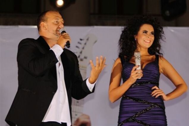 Потапа и Настю забросали яйцами из-за русского языка