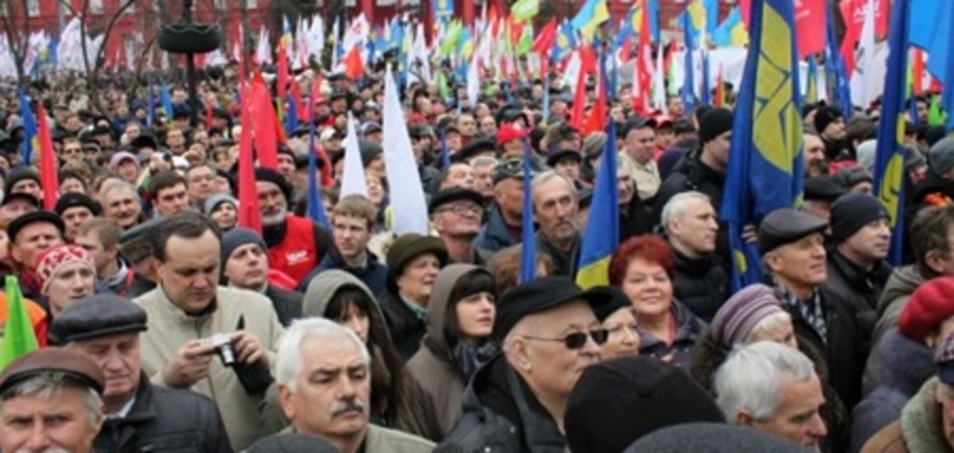 Милиция насчитала 3 тысячи протестующих в Киеве, 'Свобода' - 20 тысяч