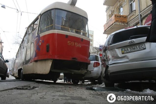 В Киеве сошел с рельс трамвай. Видео