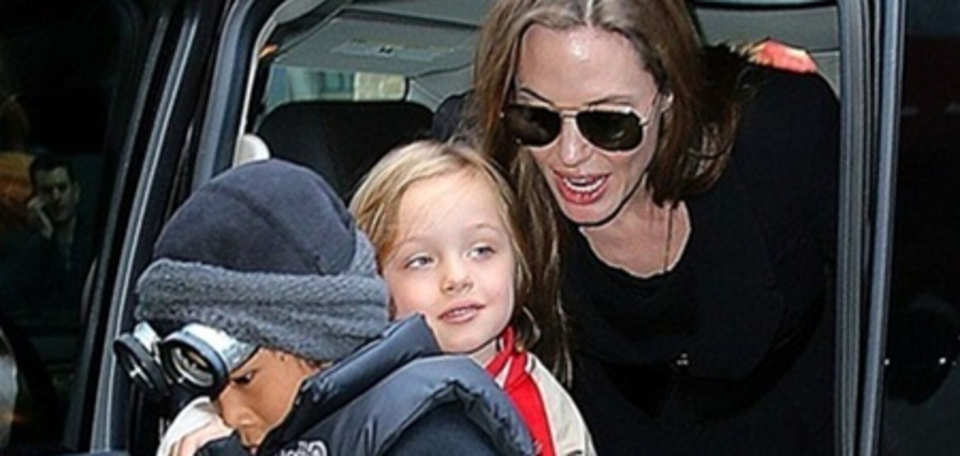 Джоли отправилась с сыновьями на шоппинг. Фото