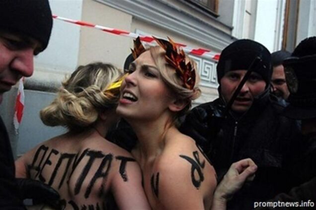 FEMEN оголились перед Путиным и Меркель. Фото. Видео