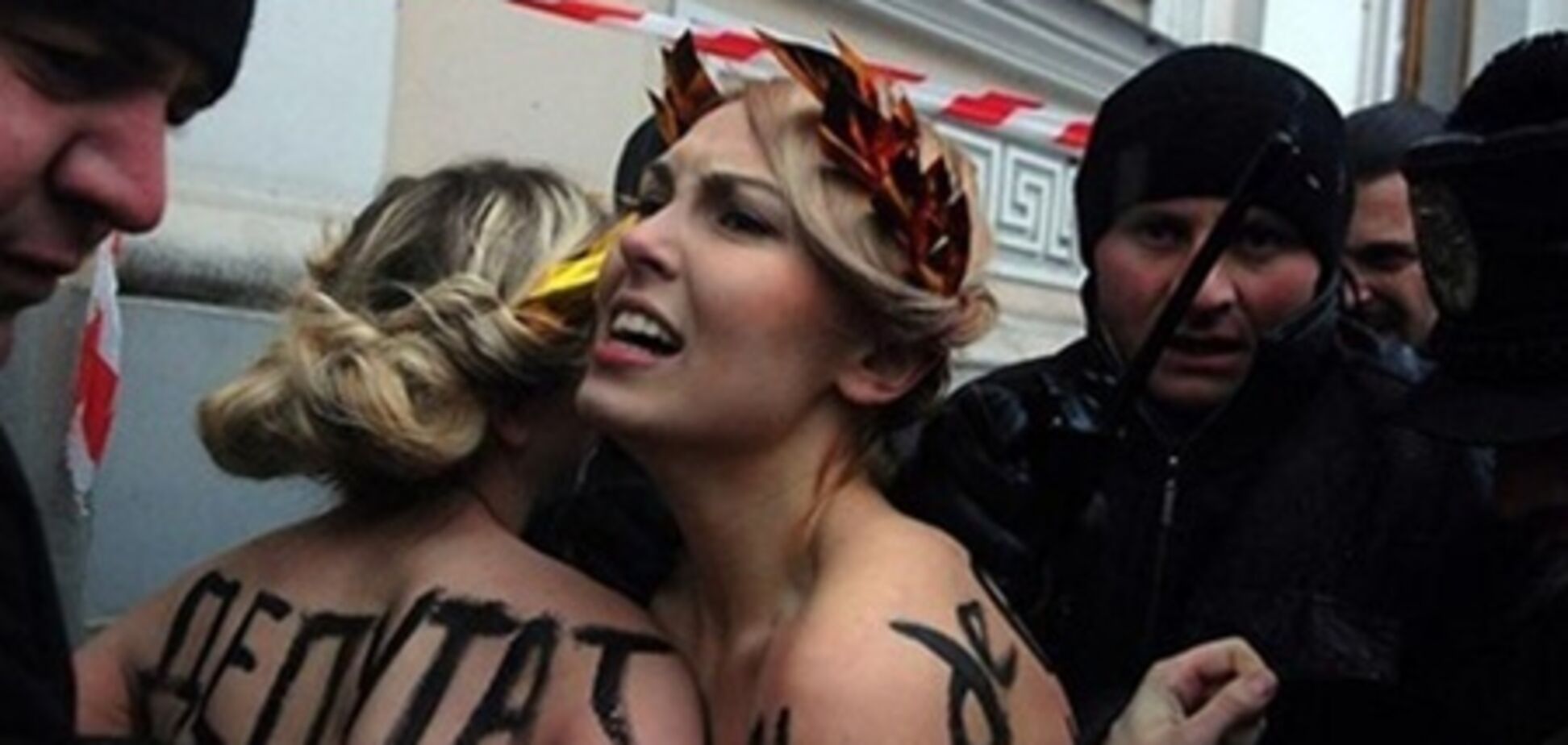 FEMEN оголились перед Путиным и Меркель. Фото. Видео